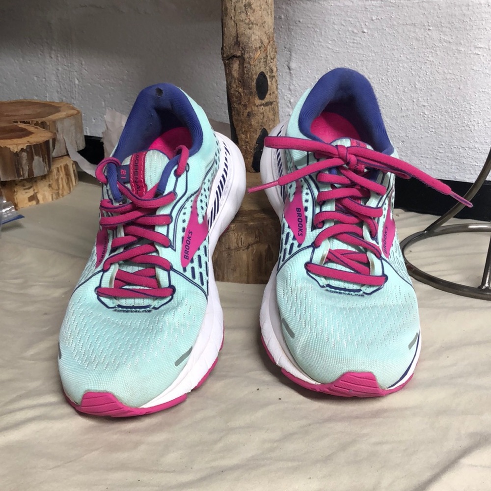 BROOKS TENNIS SHOES size 7 women’s